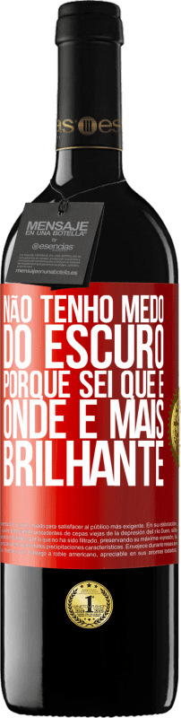 39,95 € | Vinho tinto Edição RED MBE Reserva Não tenho medo do escuro, porque sei que é onde é mais brilhante Etiqueta Vermelha. Etiqueta personalizável Reserva 12 Meses Colheita 2015 Tempranillo