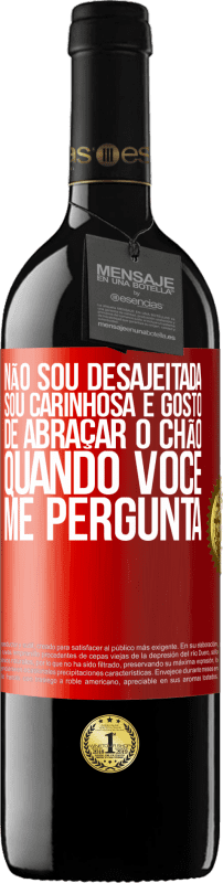 39,95 € | Vinho tinto Edição RED MBE Reserva Não sou desajeitada, sou carinhosa e gosto de abraçar o chão quando você me pergunta Etiqueta Vermelha. Etiqueta personalizável Reserva 12 Meses Colheita 2015 Tempranillo