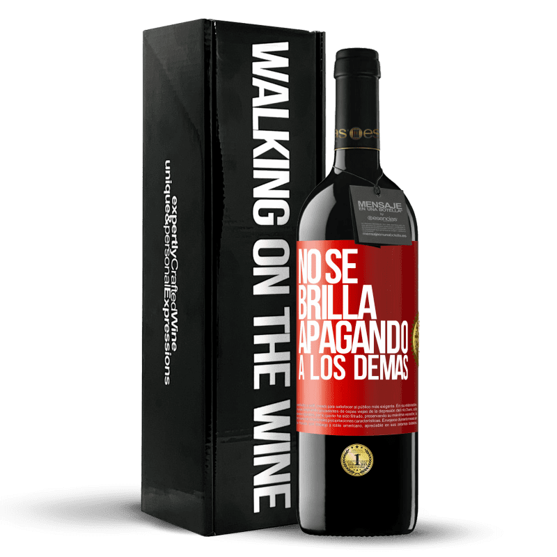 39,95 € Envío gratis | Vino Tinto Edición RED MBE Reserva No se brilla apagando a los demás Etiqueta Roja. Etiqueta personalizable Reserva 12 Meses Cosecha 2015 Tempranillo