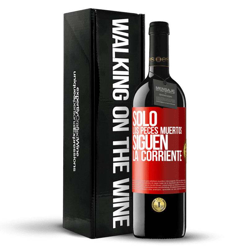 39,95 € Envío gratis | Vino Tinto Edición RED MBE Reserva Sólo los peces muertos siguen la corriente Etiqueta Roja. Etiqueta personalizable Reserva 12 Meses Cosecha 2015 Tempranillo