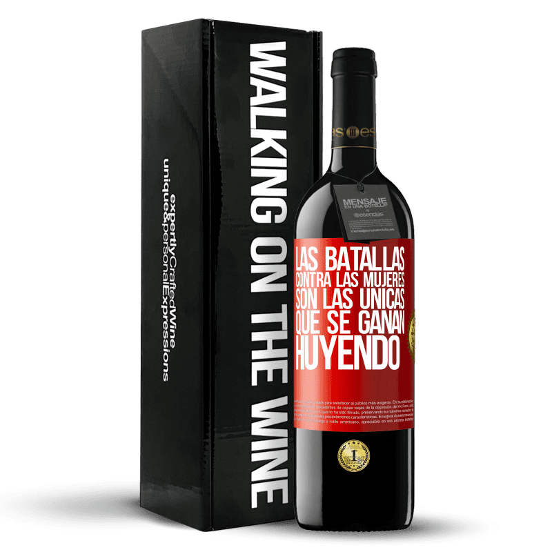 29,95 € Envío gratis | Vino Tinto Edición RED Crianza 6 Meses Las batallas contra las mujeres son las únicas que se ganan huyendo Etiqueta Roja. Etiqueta personalizable Crianza en barrica de roble 6 Meses Cosecha 2020 Tempranillo