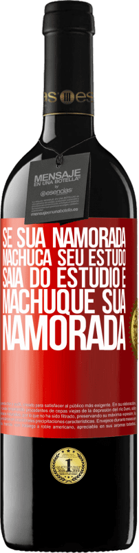 39,95 € | Vinho tinto Edição RED MBE Reserva Se sua namorada machuca seu estudo, saia do estúdio e machuque sua namorada Etiqueta Vermelha. Etiqueta personalizável Reserva 12 Meses Colheita 2015 Tempranillo