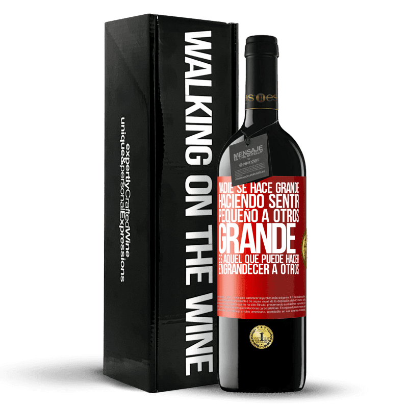 29,95 € Envío gratis | Vino Tinto Edición RED Crianza 6 Meses Nadie se hace grande haciendo sentir pequeño a otros. Grande es aquel que puede hacer engrandecer a otros Etiqueta Roja. Etiqueta personalizable Crianza en barrica de roble 6 Meses Cosecha 2020 Tempranillo