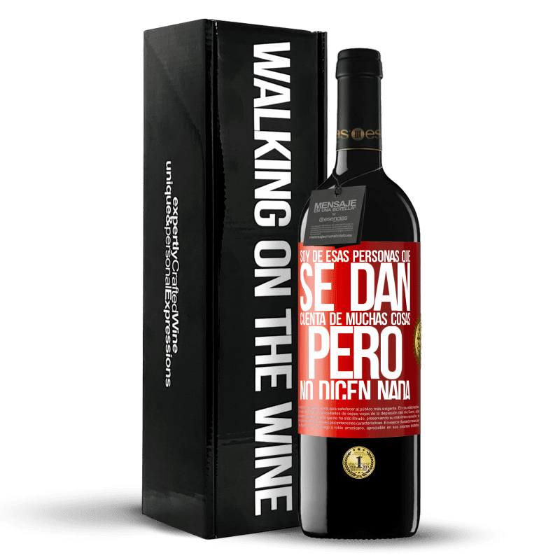 29,95 € Envío gratis | Vino Tinto Edición RED Crianza 6 Meses Soy de esas personas que se dan cuenta de muchas cosas, pero no dicen nada Etiqueta Roja. Etiqueta personalizable Crianza en barrica de roble 6 Meses Cosecha 2020 Tempranillo
