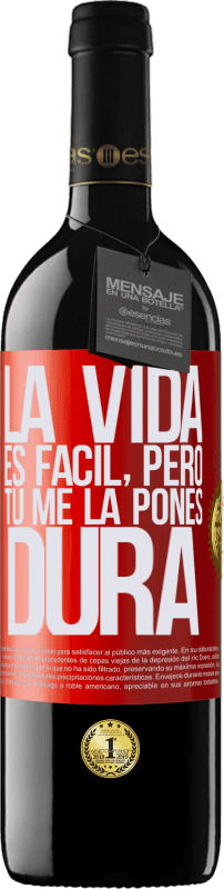 39,95 € Envío gratis | Vino Tinto Edición RED MBE Reserva La vida es fácil, pero tú me la pones dura Etiqueta Roja. Etiqueta personalizable Reserva 12 Meses Cosecha 2016 Tempranillo