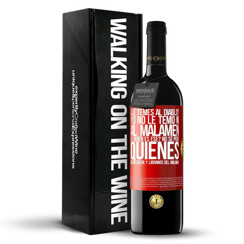 39,95 € Envío gratis | Vino Tinto Edición RED MBE Reserva ¿Le temes al diablo? Yo no le temo ni al malamén ¿Y quién es ese? No sé, pero quienes rezan dicen: y líbranos del malamén Etiqueta Roja. Etiqueta personalizable Reserva 12 Meses Cosecha 2015 Tempranillo