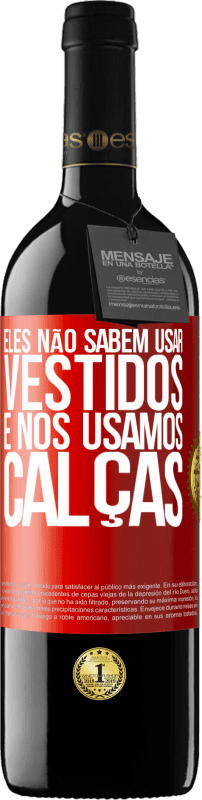 39,95 € | Vinho tinto Edição RED MBE Reserva Eles não sabem usar vestidos e nós usamos calças Etiqueta Vermelha. Etiqueta personalizável Reserva 12 Meses Colheita 2015 Tempranillo