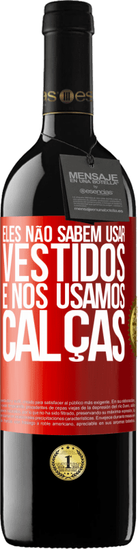 39,95 € | Vinho tinto Edição RED MBE Reserva Eles não sabem usar vestidos e nós usamos calças Etiqueta Vermelha. Etiqueta personalizável Reserva 12 Meses Colheita 2016 Tempranillo