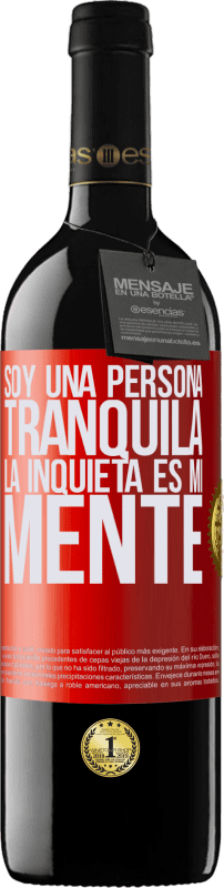 39,95 € Envío gratis | Vino Tinto Edición RED MBE Reserva Soy una persona tranquila, la inquieta es mi mente Etiqueta Roja. Etiqueta personalizable Reserva 12 Meses Cosecha 2016 Tempranillo
