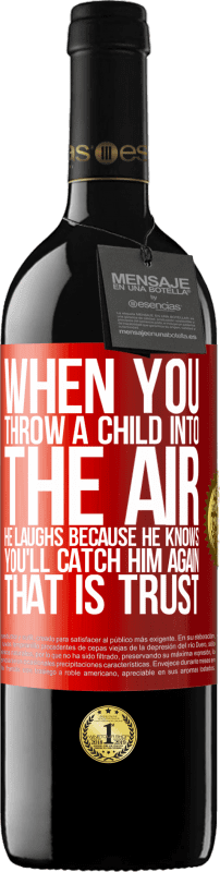 «Когда вы бросаете ребенка в воздух, он смеется, потому что знает, что вы снова его поймаете. ЭТО ДОВЕРИЕ» Издание RED MBE Бронировать