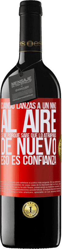 39,95 € Envío gratis | Vino Tinto Edición RED MBE Reserva Cuando lanzas a un niño al aire, se ríe porque sabe que lo atraparás de nuevo. ESO ES CONFIANZA Etiqueta Roja. Etiqueta personalizable Reserva 12 Meses Cosecha 2016 Tempranillo