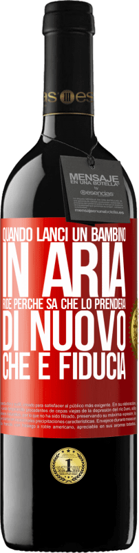 39,95 € | Vino rosso Edizione RED MBE Riserva Quando lanci un bambino in aria, ride perché sa che lo prenderai di nuovo. CHE È FIDUCIA Etichetta Rossa. Etichetta personalizzabile Riserva 12 Mesi Raccogliere 2015 Tempranillo