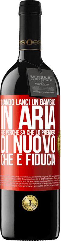 39,95 € Spedizione Gratuita | Vino rosso Edizione RED MBE Riserva Quando lanci un bambino in aria, ride perché sa che lo prenderai di nuovo. CHE È FIDUCIA Etichetta Rossa. Etichetta personalizzabile Riserva 12 Mesi Raccogliere 2016 Tempranillo