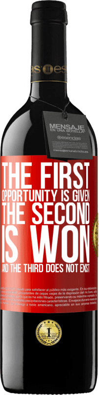 39,95 € 送料無料 | 赤ワイン REDエディション MBE 予約する 最初の機会が与えられ、2番目の機会が獲得され、3番目の機会は存在しません 赤いタグ. カスタマイズ可能なラベル 予約する 12 月 収穫 2016 Tempranillo