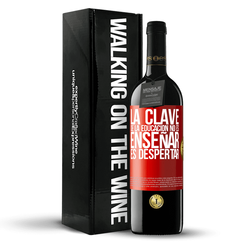 29,95 € Envío gratis | Vino Tinto Edición RED Crianza 6 Meses La clave de la educación no es enseñar, es despertar Etiqueta Roja. Etiqueta personalizable Crianza en barrica de roble 6 Meses Cosecha 2020 Tempranillo