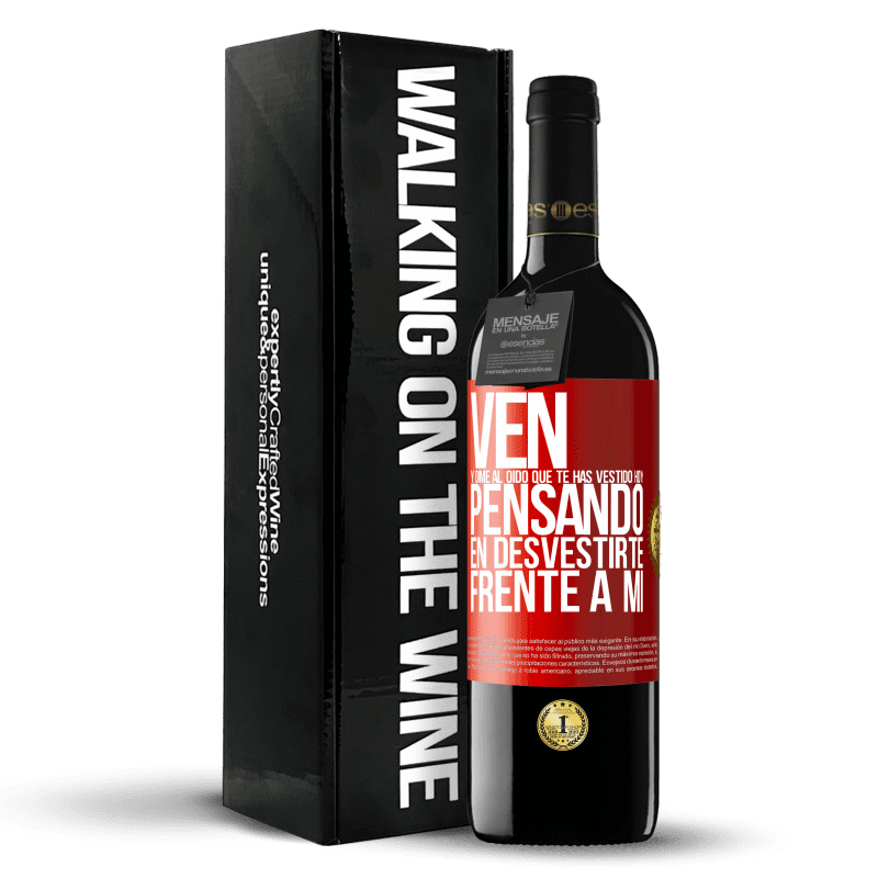 39,95 € Envío gratis | Vino Tinto Edición RED MBE Reserva Ven y dime al oído que te has vestido hoy pensando en desvestirte frente a mi Etiqueta Roja. Etiqueta personalizable Reserva 12 Meses Cosecha 2015 Tempranillo