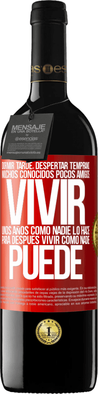 39,95 € Envío gratis | Vino Tinto Edición RED MBE Reserva Dormir tarde, despertar temprano. Muchos conocidos, pocos amigos. Vivir unos años como nadie lo hace, para después vivir Etiqueta Roja. Etiqueta personalizable Reserva 12 Meses Cosecha 2016 Tempranillo