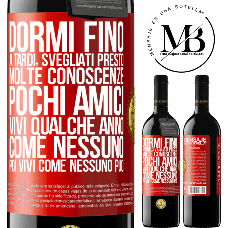 39,95 € Spedizione Gratuita | Vino rosso Edizione RED MBE Riserva Dormi fino a tardi, svegliati presto. Molte conoscenze, pochi amici. Vivi qualche anno come nessuno, poi vivi come nessuno Etichetta Rossa. Etichetta personalizzabile Riserva 12 Mesi Raccogliere 2015 Tempranillo