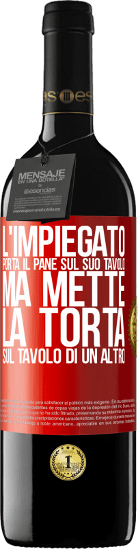 39,95 € Spedizione Gratuita | Vino rosso Edizione RED MBE Riserva L'impiegato porta il pane sul suo tavolo, ma mette la torta sul tavolo di un altro Etichetta Rossa. Etichetta personalizzabile Riserva 12 Mesi Raccogliere 2014 Tempranillo