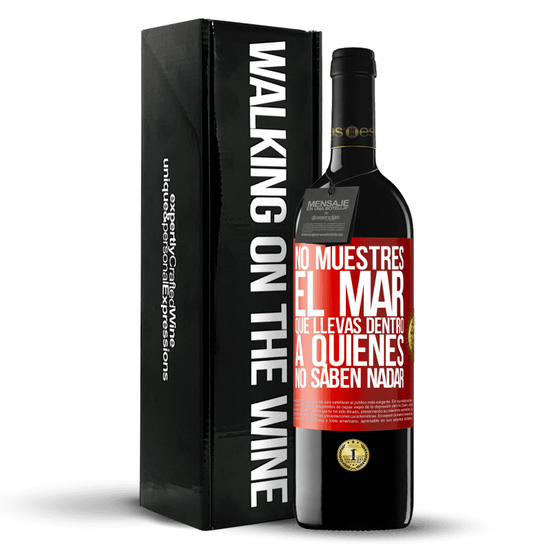 39,95 € Envío gratis | Vino Tinto Edición RED MBE Reserva No muestres el mar que llevas dentro a quienes no saben nadar Etiqueta Roja. Etiqueta personalizable Reserva 12 Meses Cosecha 2016 Tempranillo