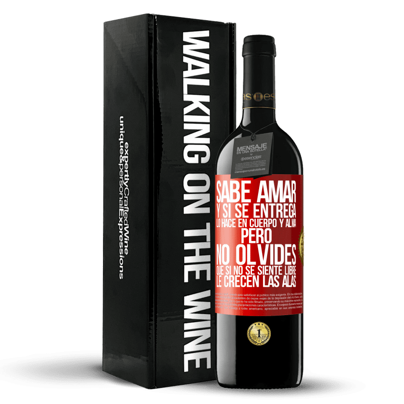 39,95 € Envío gratis | Vino Tinto Edición RED MBE Reserva Sabe amar, y si se entrega, lo hace en cuerpo y alma. Pero, no olvides, que si no se siente libre, le crecen las alas Etiqueta Roja. Etiqueta personalizable Reserva 12 Meses Cosecha 2016 Tempranillo