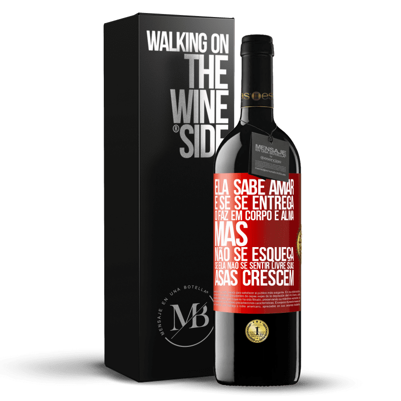 39,95 € Envio grátis | Vinho tinto Edição RED MBE Reserva Ele sabe amar e, se se entrega, o faz em corpo e alma. Mas, não se esqueça, se você não se sentir livre, suas asas crescem Etiqueta Vermelha. Etiqueta personalizável Reserva 12 Meses Colheita 2015 Tempranillo