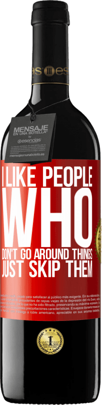 «Мне нравятся люди, которые не ходят вокруг вещей, просто пропускают их» Издание RED MBE Бронировать