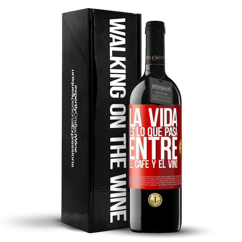 39,95 € Envío gratis | Vino Tinto Edición RED MBE Reserva La vida es lo que pasa entre el café y el vino Etiqueta Roja. Etiqueta personalizable Reserva 12 Meses Cosecha 2016 Tempranillo