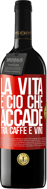 Spedizione Gratuita | Vino rosso Edizione RED MBE Riserva La vita è ciò che accade tra caffè e vino Etichetta Rossa. Etichetta personalizzabile Riserva 12 Mesi Raccogliere 2014 Tempranillo