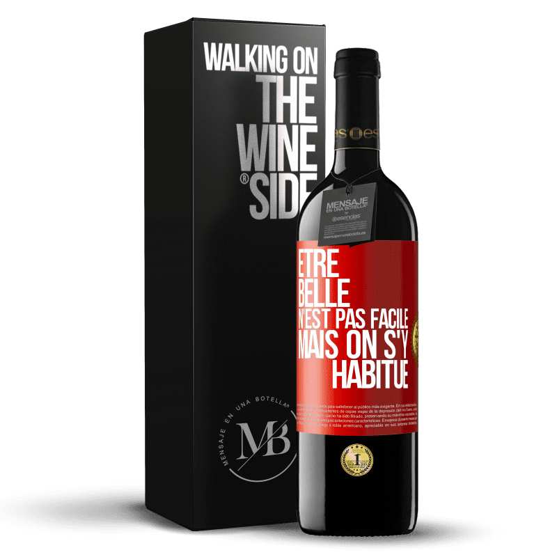 39,95 € Envoi gratuit | Vin rouge Édition RED MBE Réserve Être belle n'est pas facile, mais on s'y habitue Étiquette Rouge. Étiquette personnalisable Réserve 12 Mois Récolte 2015 Tempranillo