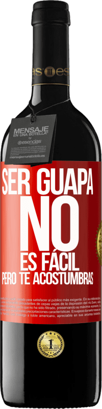 39,95 € Envío gratis | Vino Tinto Edición RED MBE Reserva Ser guapa no es fácil, pero te acostumbras Etiqueta Roja. Etiqueta personalizable Reserva 12 Meses Cosecha 2015 Tempranillo