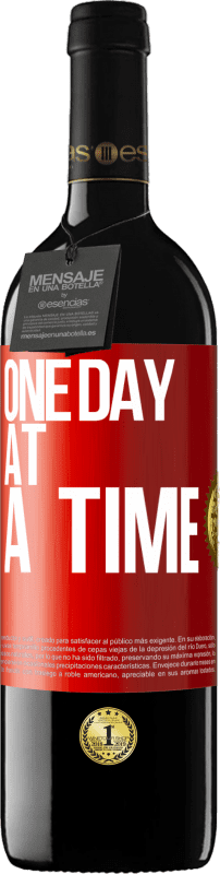 39,95 € Free Shipping | Red Wine RED Edition MBE Reserve One day at a time Red Label. Customizable label Reserve 12 Months Harvest 2016 Tempranillo