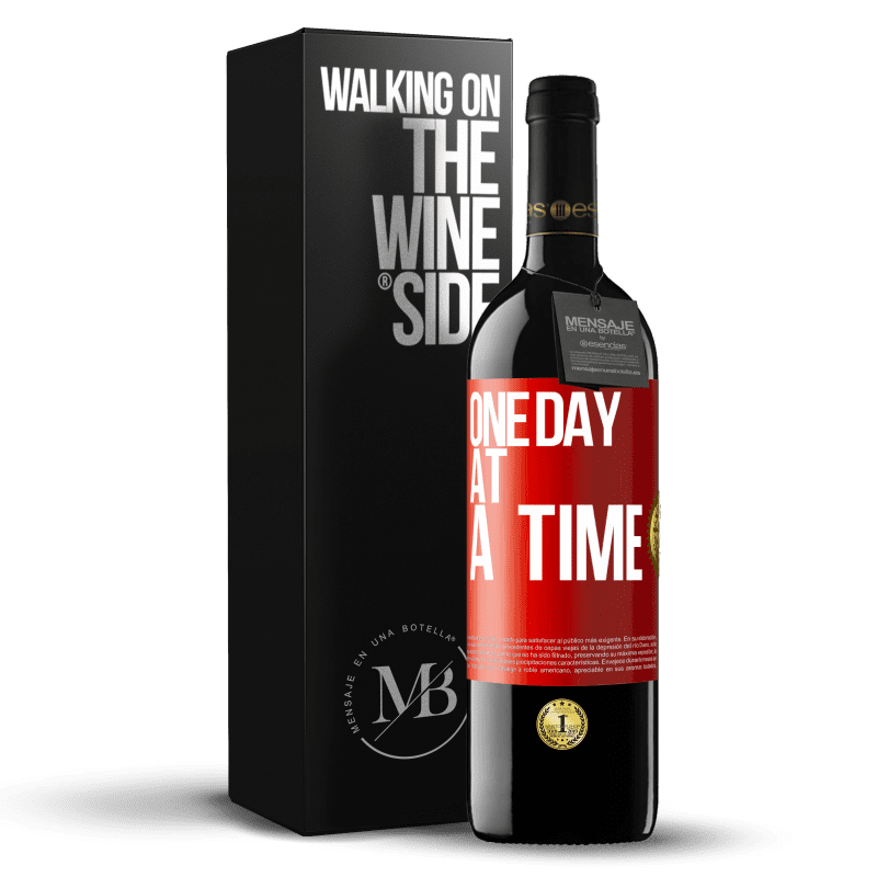 39,95 € Free Shipping | Red Wine RED Edition MBE Reserve One day at a time Red Label. Customizable label Reserve 12 Months Harvest 2016 Tempranillo