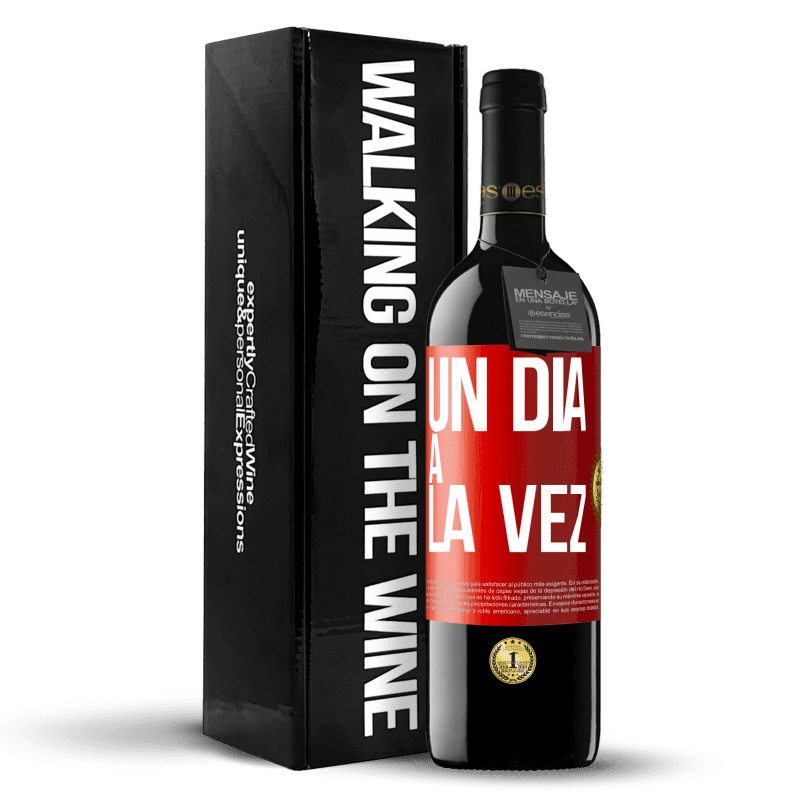 29,95 € Envío gratis | Vino Tinto Edición RED Crianza 6 Meses Un día a la vez Etiqueta Roja. Etiqueta personalizable Crianza en barrica de roble 6 Meses Cosecha 2020 Tempranillo