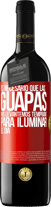 39,95 € Envío gratis | Vino Tinto Edición RED MBE Reserva Es necesario que las guapas nos levantemos temprano para iluminar el día Etiqueta Roja. Etiqueta personalizable Reserva 12 Meses Cosecha 2016 Tempranillo