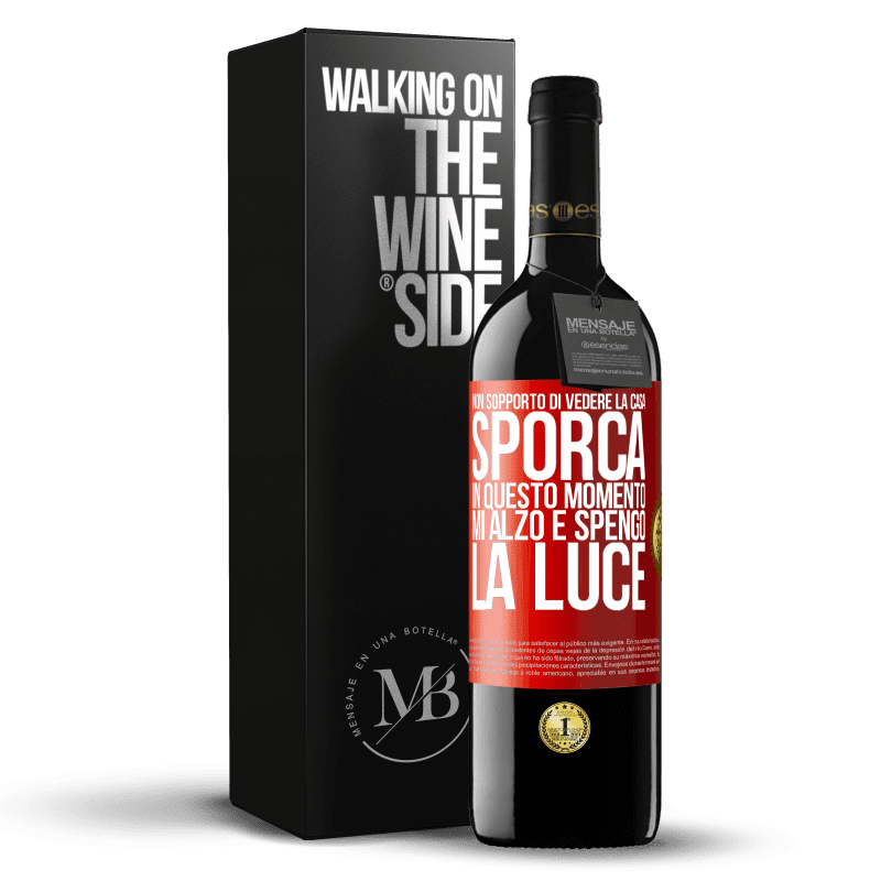 39,95 € Spedizione Gratuita | Vino rosso Edizione RED MBE Riserva Non sopporto di vedere la casa sporca. In questo momento mi alzo e spengo la luce Etichetta Rossa. Etichetta personalizzabile Riserva 12 Mesi Raccogliere 2014 Tempranillo