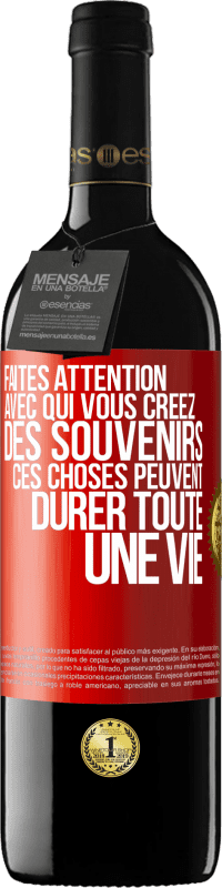 Envoi gratuit | Vin rouge Édition RED MBE Réserve Faites attention avec qui vous créez des souvenirs. Ces choses peuvent durer toute une vie Étiquette Rouge. Étiquette personnalisable Réserve 12 Mois Récolte 2014 Tempranillo