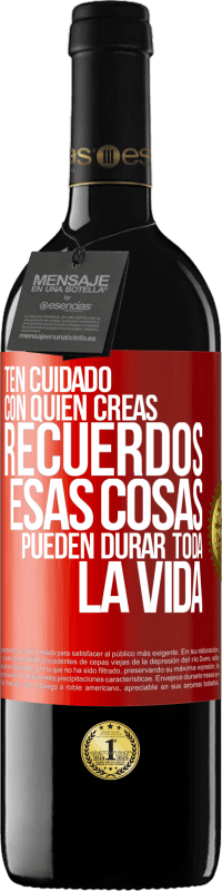 Envío gratis | Vino Tinto Edición RED MBE Reserva Ten cuidado con quién creas recuerdos. Esas cosas pueden durar toda la vida Etiqueta Roja. Etiqueta personalizable Reserva 12 Meses Cosecha 2014 Tempranillo