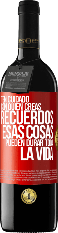 39,95 € Envío gratis | Vino Tinto Edición RED MBE Reserva Ten cuidado con quién creas recuerdos. Esas cosas pueden durar toda la vida Etiqueta Roja. Etiqueta personalizable Reserva 12 Meses Cosecha 2016 Tempranillo
