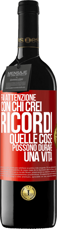 Spedizione Gratuita | Vino rosso Edizione RED MBE Riserva Fai attenzione con chi crei ricordi. Quelle cose possono durare una vita Etichetta Rossa. Etichetta personalizzabile Riserva 12 Mesi Raccogliere 2014 Tempranillo