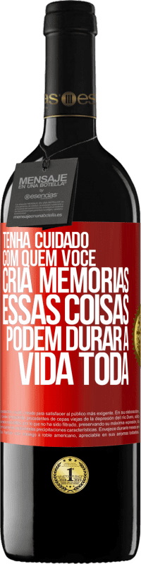 Envio grátis | Vinho tinto Edição RED MBE Reserva Tenha cuidado com quem você cria memórias. Essas coisas podem durar a vida toda Etiqueta Vermelha. Etiqueta personalizável Reserva 12 Meses Colheita 2014 Tempranillo