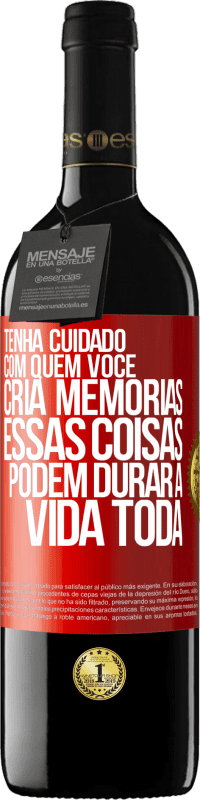 39,95 € Envio grátis | Vinho tinto Edição RED MBE Reserva Tenha cuidado com quem você cria memórias. Essas coisas podem durar a vida toda Etiqueta Vermelha. Etiqueta personalizável Reserva 12 Meses Colheita 2016 Tempranillo