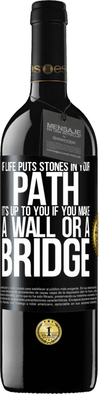 39,95 € 送料無料 | 赤ワイン REDエディション MBE 予約する 人生があなたの道に石を置くなら、壁や橋を作るかどうかはあなた次第です ブラックラベル. カスタマイズ可能なラベル 予約する 12 月 収穫 2016 Tempranillo