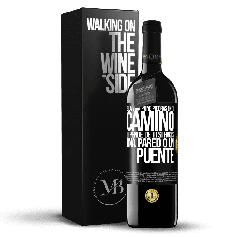 39,95 € Envío gratis | Vino Tinto Edición RED MBE Reserva Si la vida pone piedras en tu camino, depende de ti si haces una pared o un puente Etiqueta Negra. Etiqueta personalizable Reserva 12 Meses Cosecha 2014 Tempranillo