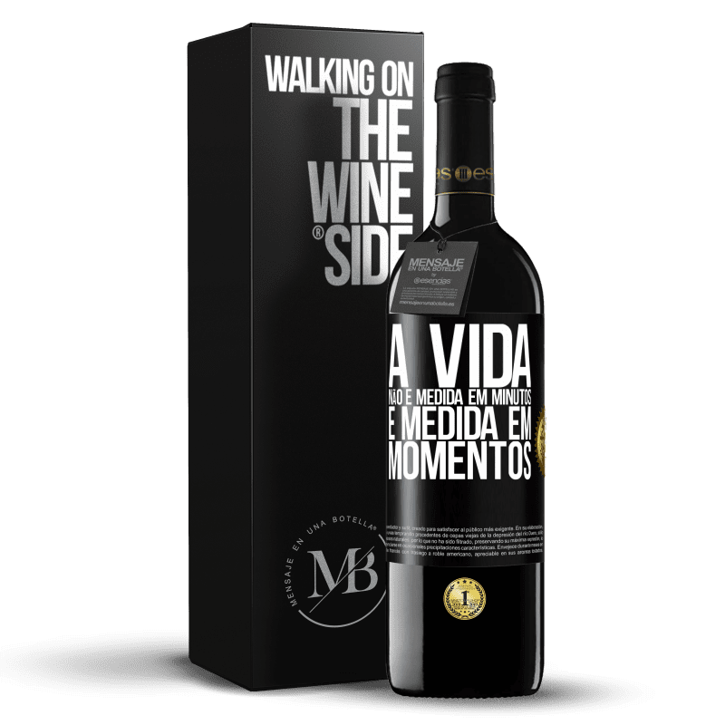 39,95 € Envio grátis | Vinho tinto Edição RED MBE Reserva A vida não é medida em minutos, é medida em momentos Etiqueta Preta. Etiqueta personalizável Reserva 12 Meses Colheita 2015 Tempranillo