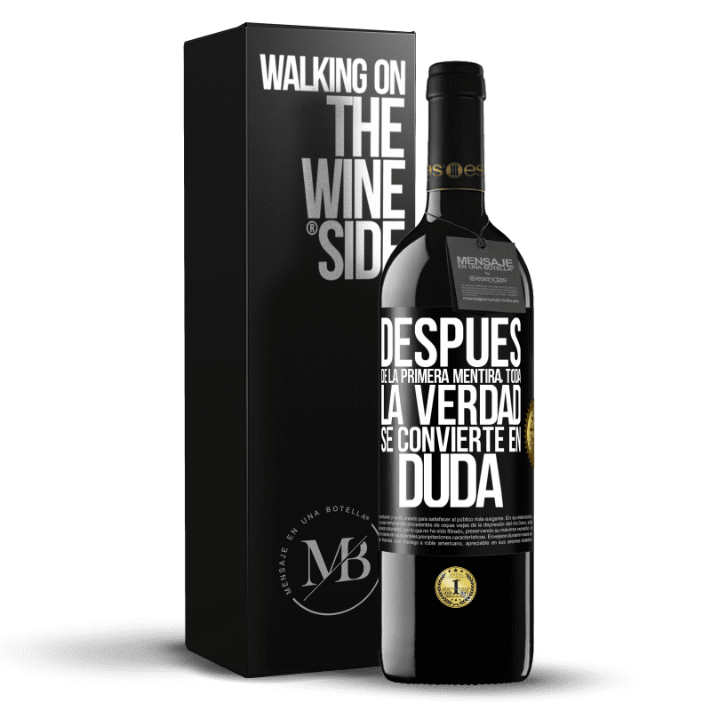 39,95 € Envío gratis | Vino Tinto Edición RED MBE Reserva Después de la primera mentira, toda la verdad se convierte en duda Etiqueta Negra. Etiqueta personalizable Reserva 12 Meses Cosecha 2015 Tempranillo