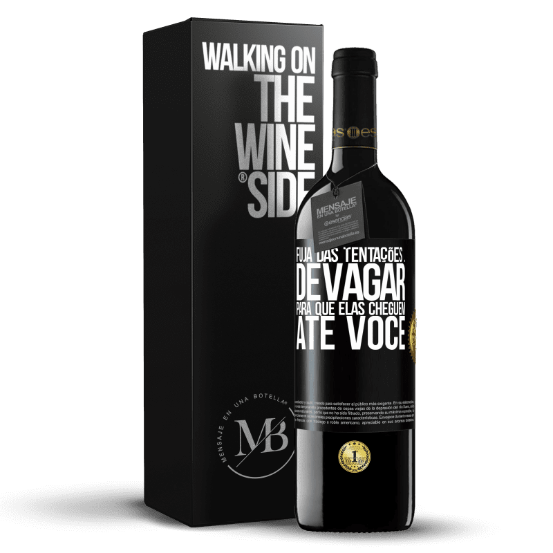 39,95 € Envio grátis | Vinho tinto Edição RED MBE Reserva Fuja das tentações ... devagar, para que elas cheguem até você Etiqueta Preta. Etiqueta personalizável Reserva 12 Meses Colheita 2016 Tempranillo