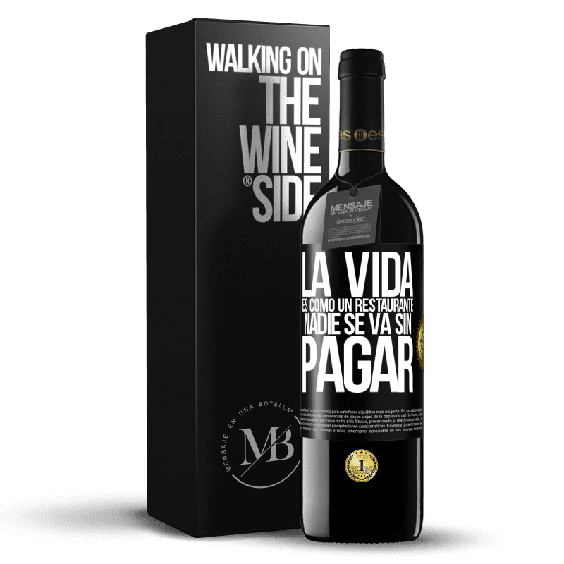 39,95 € Envío gratis | Vino Tinto Edición RED MBE Reserva La vida es como un restaurante, nadie se va sin pagar Etiqueta Negra. Etiqueta personalizable Reserva 12 Meses Cosecha 2015 Tempranillo