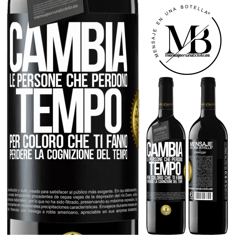 39,95 € Spedizione Gratuita | Vino rosso Edizione RED MBE Riserva Cambia le persone che perdono tempo per coloro che ti fanno perdere la cognizione del tempo Etichetta Nera. Etichetta personalizzabile Riserva 12 Mesi Raccogliere 2015 Tempranillo