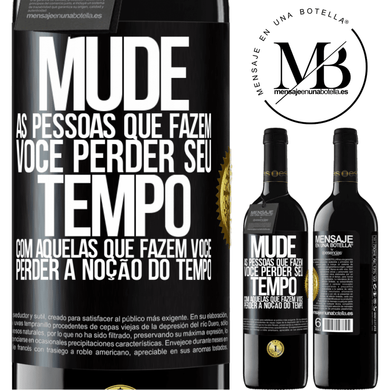 39,95 € Envio grátis | Vinho tinto Edição RED MBE Reserva Mude as pessoas que fazem você perder seu tempo com aquelas que fazem você perder a noção do tempo Etiqueta Preta. Etiqueta personalizável Reserva 12 Meses Colheita 2015 Tempranillo
